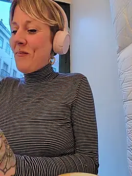 sarahpearlx online show from 12-22-25, 04:48