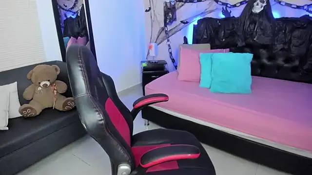 LolaVillalobos online show from 10-25-25, 07:19