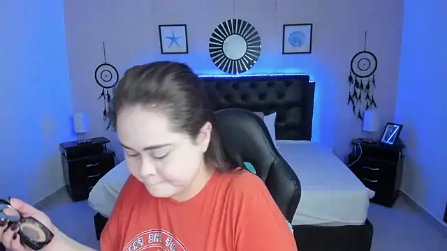 LolaVillalobos online show from 11-15-25, 12:13