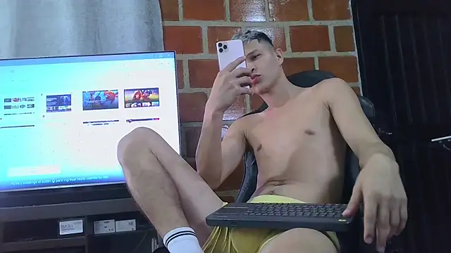 Snapshot of Twinkcock22 chatting on 03-02-26, 04:58 Twinkcock22 online show from 03-02-26, 04:58