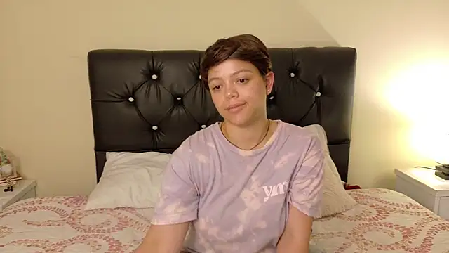 Snapshot of Amanda_sweet chatting on 03-18-25, 06:15 Amanda sweet online show from 03-18-25, 06:15