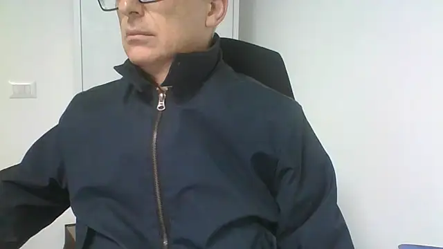 Snapshot of Sensor2000 chatting on 12-18-25, 08:20 Sensor2000 online show from 12-18-25, 08:20