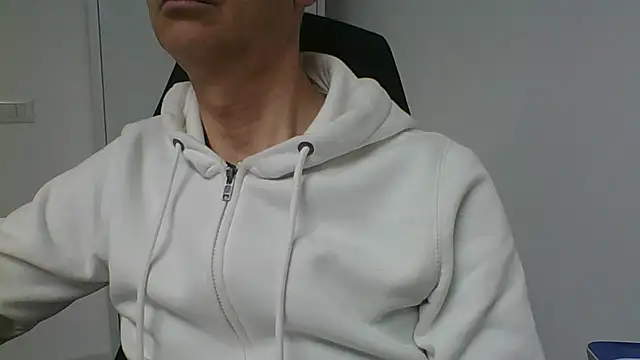 Snapshot of Sensor2000 chatting on 02-05-26, 08:52 Sensor2000 online show from 02-05-26, 08:52