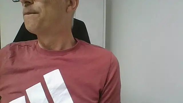 Snapshot of Sensor2000 chatting on 05-29-26, 10:02 Sensor2000 online show from 05-29-26, 10:02