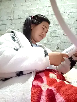 Snapshot of jienrrr chatting on 10-18-25, 12:13 jienrrr online show from 10-18-25, 12:13