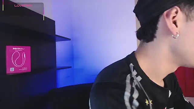 Snapshot of Ezra_Storm chatting on 10-21-25, 04:57 Ezra Storm online show from 10-21-25, 04:57