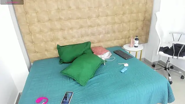 MiiaSmith   online show from 11-06-25, 09:37