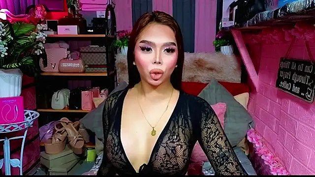 Snapshot of MoniqueCeleste chatting on 11-06-25, 05:03 MoniqueCeleste online show from 11-06-25, 05:03