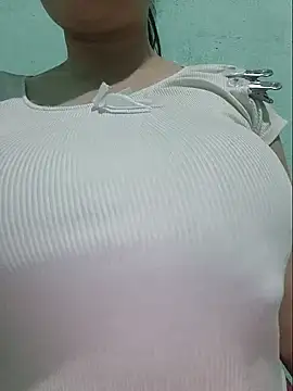 Snapshot of Shiny_Babe chatting on 06-01-26, 04:14 Shiny Babe online show from 06-01-26, 04:14