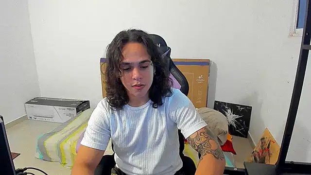 Snapshot of Maximiliano_scoott__ chatting on 10-26-25, 04:40 Maximiliano scoott online show from 10-26-25, 04:40