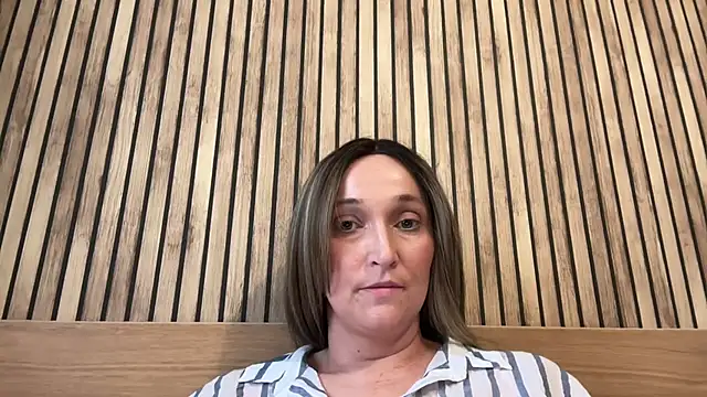 Snapshot of ElegantLilyXX chatting on 12-17-25, 01:06 ElegantLilyXX online show from 12-17-25, 01:06