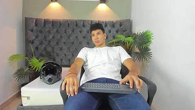 Snapshot of ALAN_REDINGER chatting on 09-15-25, 01:00 ALAN REDINGER online show from 09-15-25, 01:00