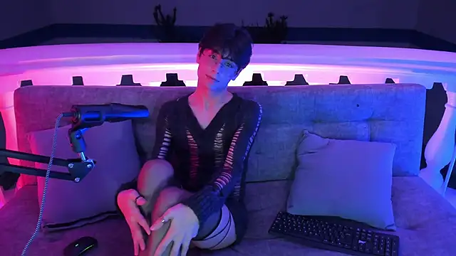 Snapshot of luixdust_ chatting on 09-25-25, 05:44 luixdust online show from 09-25-25, 05:44