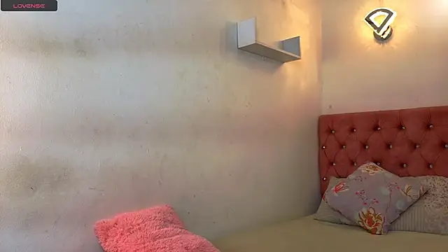 Snapshot of Kyra_Honey chatting on 11-08-25, 05:34 Kyra Honey online show from 11-08-25, 05:34