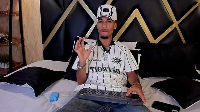 Snapshot of Thiagoferreti chatting on 01-07-26, 03:31 Thiagoferreti online show from 01-07-26, 03:31