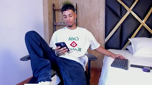 Snapshot of Thiagoferreti chatting on 02-20-26, 03:25 Thiagoferreti online show from 02-20-26, 03:25