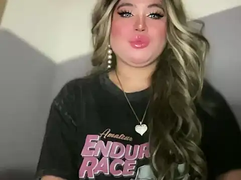 Snapshot of Naughtyrosecum chatting on 10-16-25, 02:40 Naughtyrosecum online show from 10-16-25, 02:40