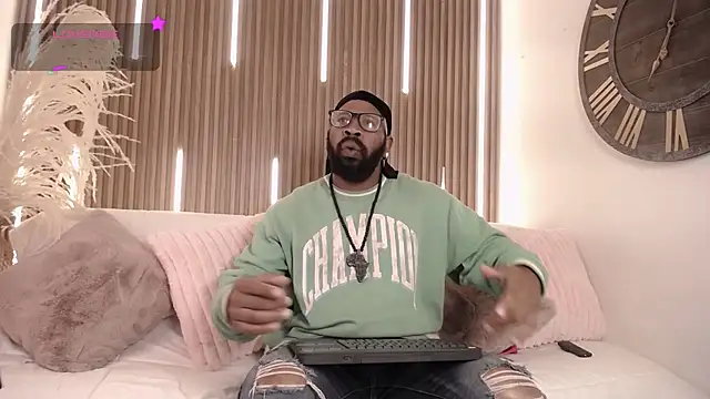 Snapshot of King_Malik chatting on 09-18-25, 01:02 King Malik online show from 09-18-25, 01:02