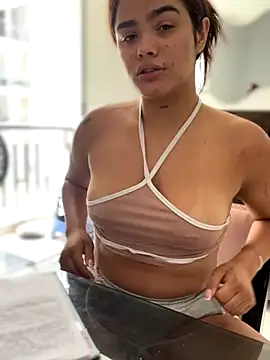 Snapshot of Kaily_Sweet16 chatting on 09-29-25, 04:34 Kaily Sweet16 online show from 09-29-25, 04:34