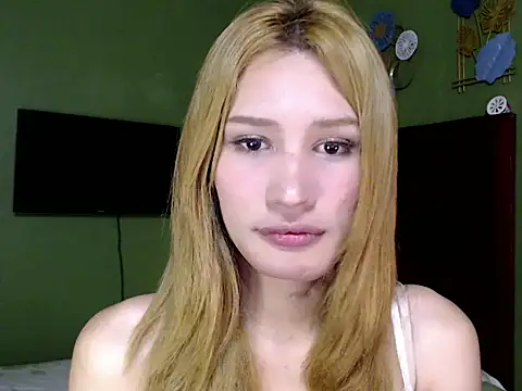Snapshot of SerenaCortesi chatting on 09-12-25, 11:21 SerenaCortesi online show from 09-12-25, 11:21
