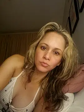 Snapshot of Miasiren chatting on 10-12-25, 07:29 Miasiren online show from 10-12-25, 07:29