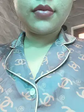 Snapshot of -Luxury chatting on 02-28-26, 01:06 -Luxury online show from 02-28-26, 01:06