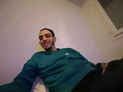 Snapshot of rebeu31313 chatting on 12-14-25, 03:45 rebeu31313 online show from 12-14-25, 03:45