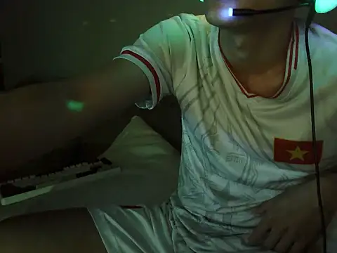 Snapshot of boyhigh1997 chatting on 09-23-25, 04:04 boyhigh1997 online show from 09-23-25, 04:04