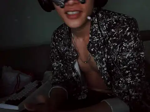 Snapshot of boyhigh1997 chatting on 09-27-25, 05:18 boyhigh1997 online show from 09-27-25, 05:18