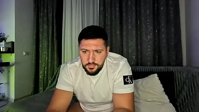 Gold Alpha Boy online show from 09-28-25, 05:51