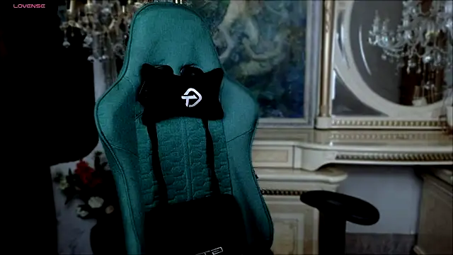 Snapshot of LaraBenson_ chatting on 11-25-25, 10:48 LaraBenson online show from 11-25-25, 10:48