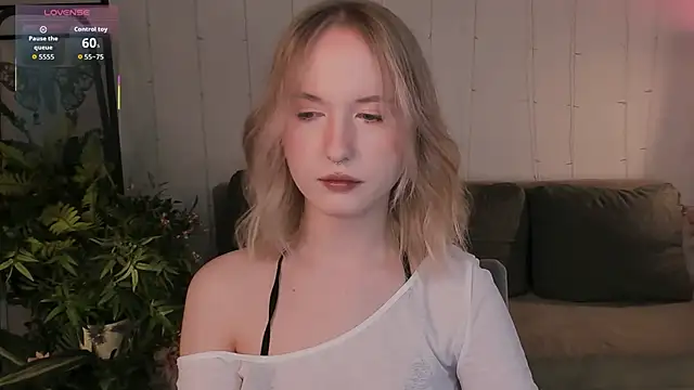 Snapshot of kikishyness chatting on 09-21-25, 10:33 kikishyness online show from 09-21-25, 10:33