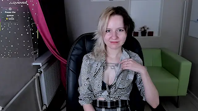 Snapshot of girl_next_doorr chatting on 10-23-25, 01:21 girl next doorr online show from 10-23-25, 01:21