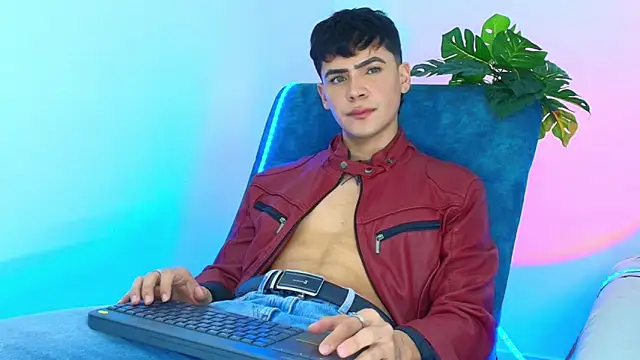 CamiiGuzmanX online show from 10-28-25, 08:44