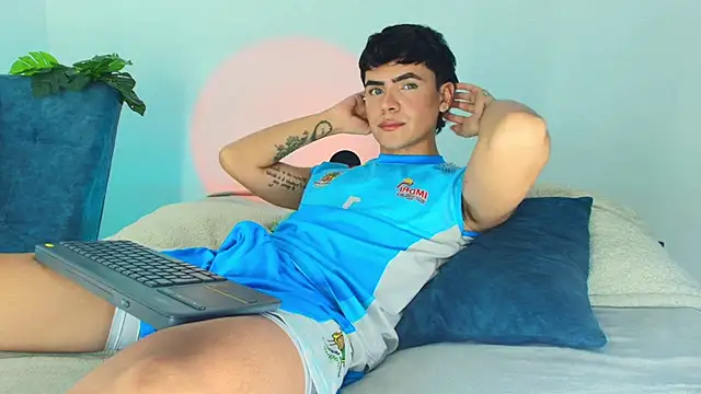 CamiiGuzmanX online show from 11-28-25, 08:55