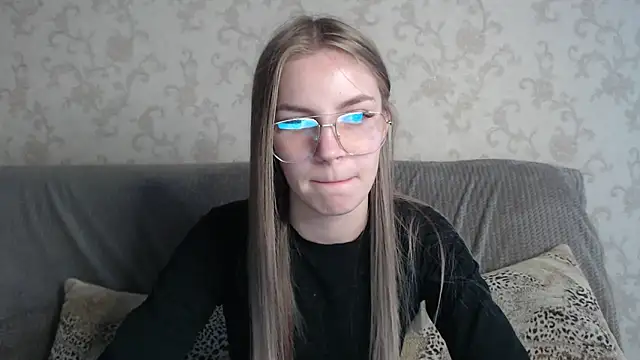 Snapshot of HitGyrl chatting on 05-19-26, 01:00 HitGyrl online show from 05-19-26, 01:00
