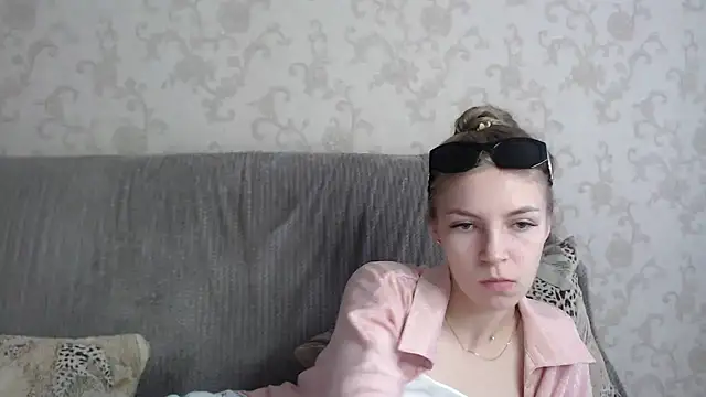 Snapshot of HitGyrl chatting on 05-28-26, 01:03 HitGyrl online show from 05-28-26, 01:03