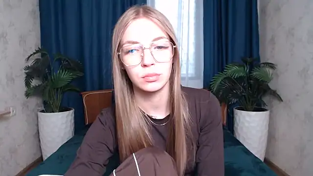 Snapshot of HitGyrl chatting on 05-31-26, 08:32 HitGyrl online show from 05-31-26, 08:32