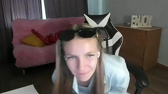 Snapshot of HitGyrl chatting on 06-05-26, 07:03 HitGyrl online show from 06-05-26, 07:03