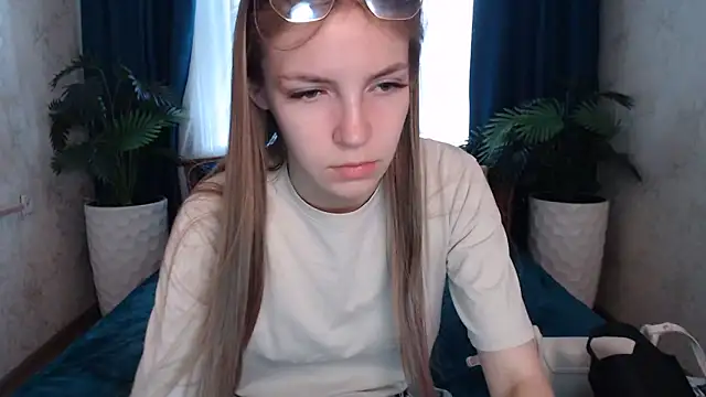 HitGyrl online show from 06-15-26, 01:19