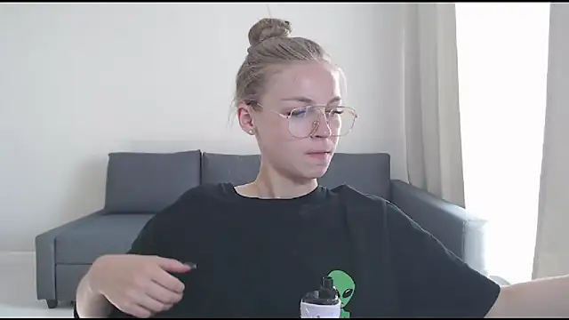 HitGyrl online show from 07-09-26, 01:31