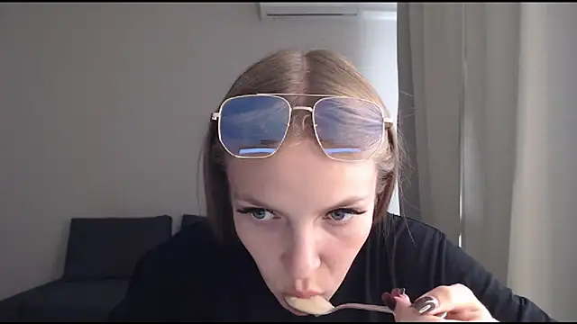 HitGyrl online show from 08-01-26, 08:13