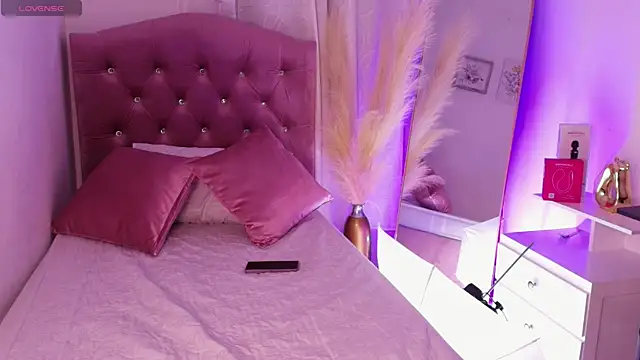 ZoeRuiiz online show from 10-26-25, 04:07