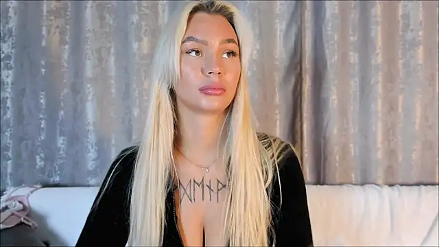 Snapshot of Eva_Re chatting on 10-17-25, 06:05 Eva Re online show from 10-17-25, 06:05