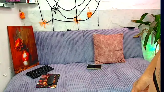 Luna logan online show from 10-30-25, 02:24