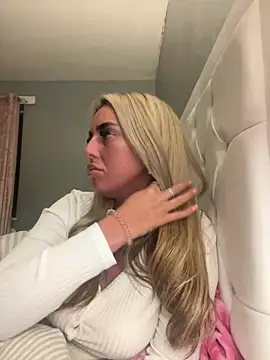 Snapshot of EllieMaeBaby chatting on 01-08-26, 02:36 EllieMaeBaby online show from 01-08-26, 02:36