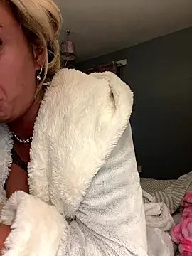 Snapshot of EllieMaeBaby chatting on 01-15-26, 12:59 EllieMaeBaby online show from 01-15-26, 12:59