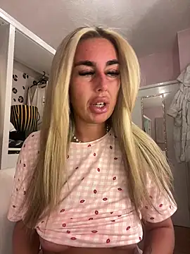 Snapshot of EllieMaeBaby chatting on 01-17-26, 10:57 EllieMaeBaby online show from 01-17-26, 10:57