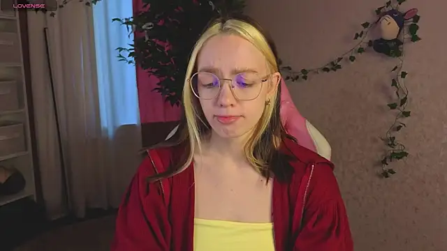 Snapshot of R0cket_bunny chatting on 04-19-26, 12:43 R0cket bunny online show from 04-19-26, 12:43