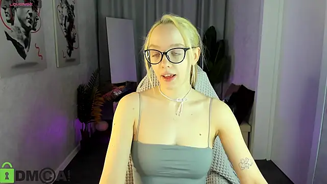 Snapshot of R0cket_bunny chatting on 04-25-26, 12:35 R0cket bunny online show from 04-25-26, 12:35